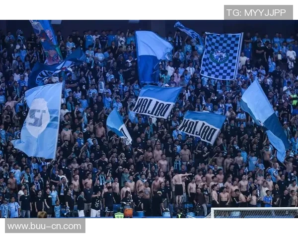 昔日足球巨星重返赛场引发热议球迷追忆经典瞬间